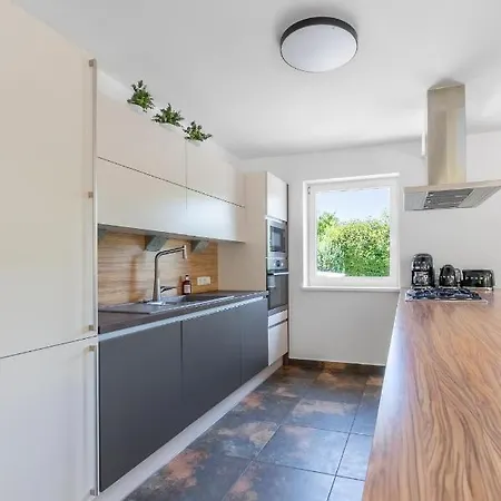 Дом отдыха Spacious Helen - 2 Saunas, 5 Bedrooms, 7 Bathrooms In Капрун