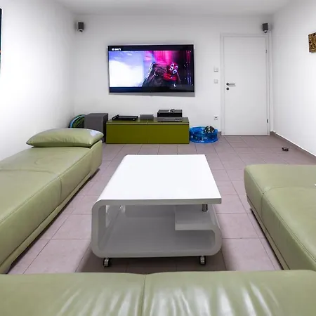 Spacious Helen - 2 Saunas, 5 Bedrooms, 7 Bathrooms In *